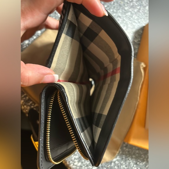 🔥Burberry Black Leather Compact Wallet - Picture 6 of 12